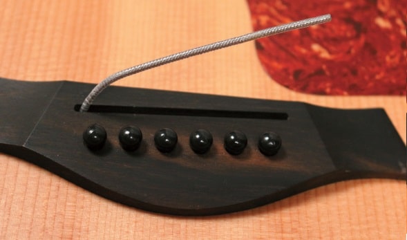 Das koaxiale Pickup-Kabel eines Headway Pickups im Steg