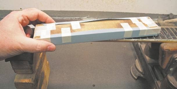 Mit Schleifpapier umwickelter Ahornblock