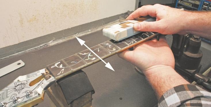 Schritt 2: Schleifen quer zum Griffbrett