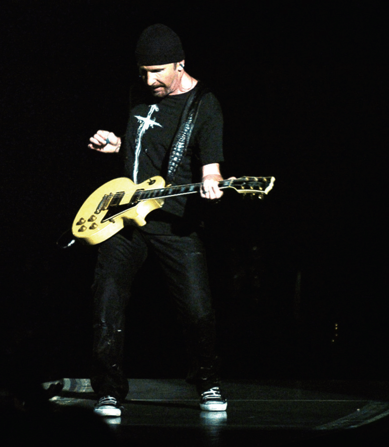 The Edge mit Gitarre