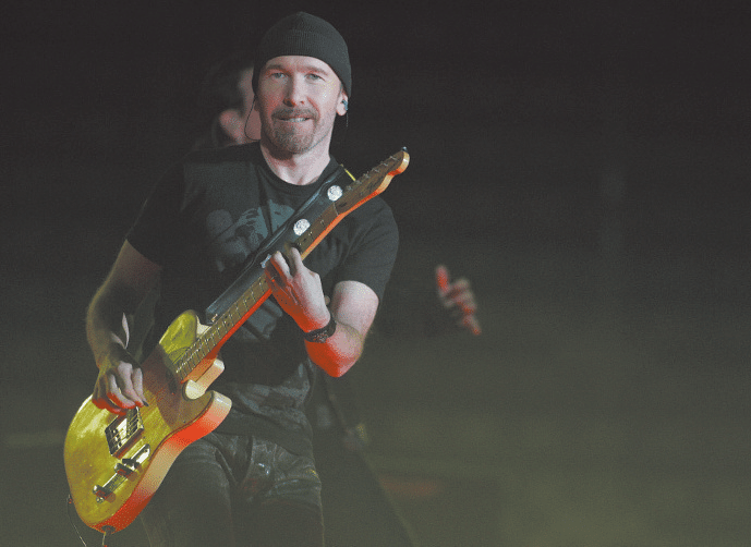 The Edge mit Gitarre