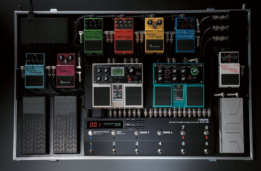 Mit programmierbaren Loopern wie z. B. dem Boss ES-8 lassen sich auch komplexe Pedalboards verwalten.