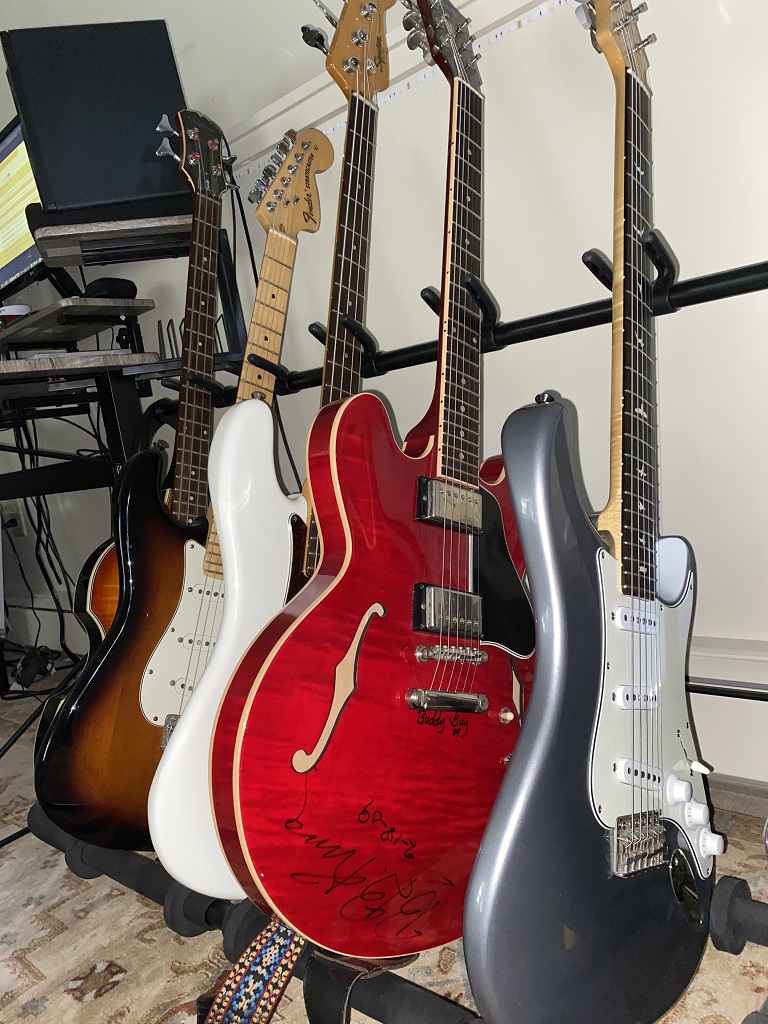 Quinn Sullivans Gitarrenarsenal besteht zu großen Teilen aus Fender-Instrumenten. Hauptsächlich verwendet er seine 2021 Fender American Stratocaster Professional II