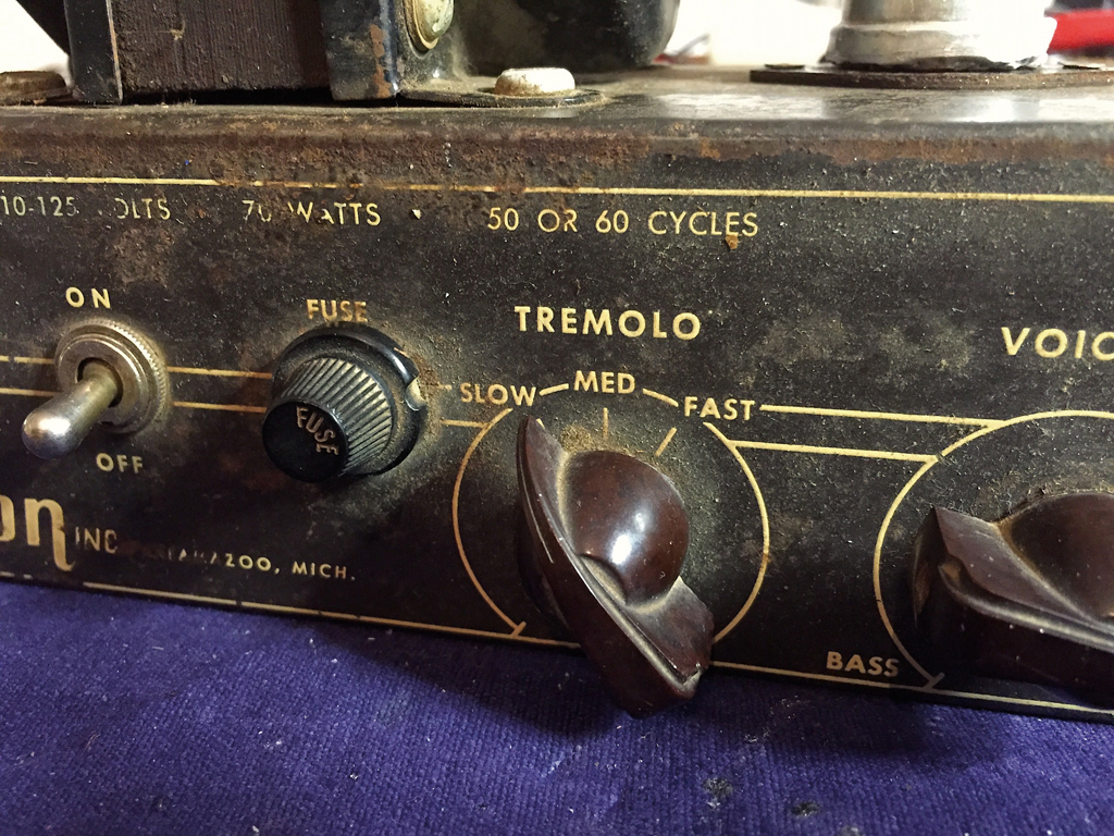Der Zahn der Zeit hat auch an diesem 1956er-Gibson-Amp genagt