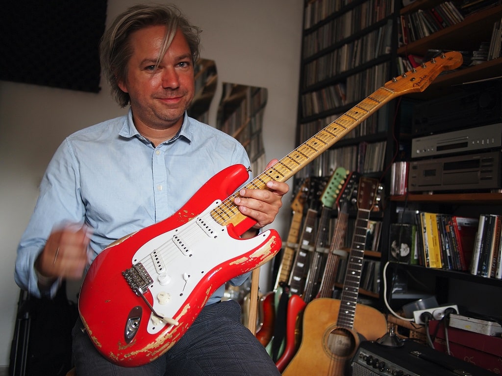 Mit der roten Fender Stratocaster Custom Shop 54 hat Tobias die gesamte A-Seite der LP ,Slow Dance‘ eingespielt.